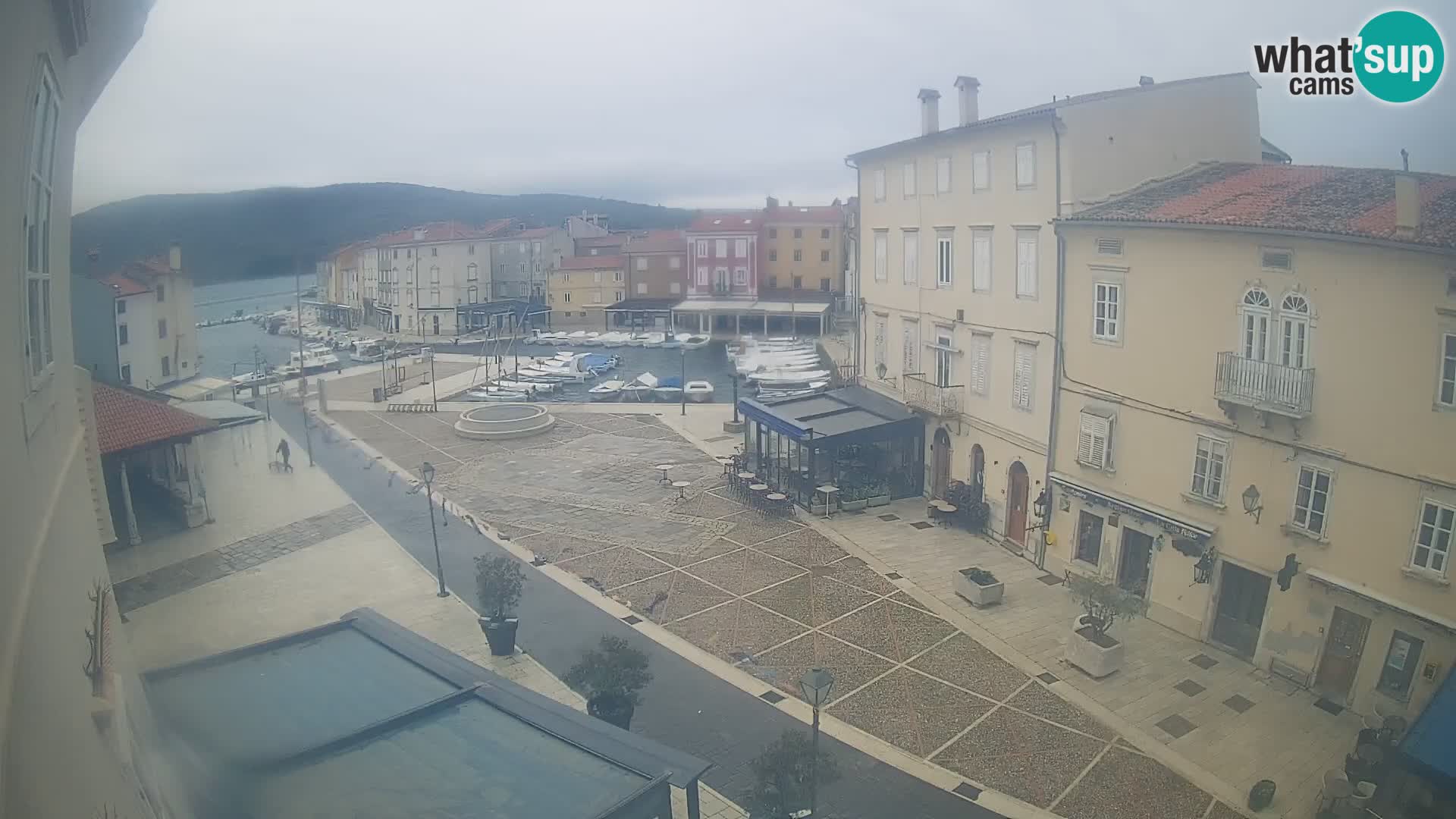LIVE cam Cres city – place principale et “mandrač” – île de Cres – Croatie