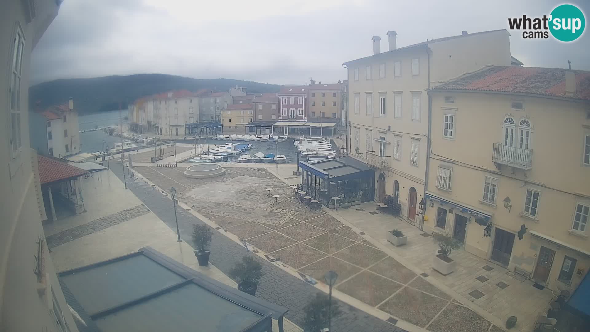 LIVE cam Cres city – place principale et “mandrač” – île de Cres – Croatie