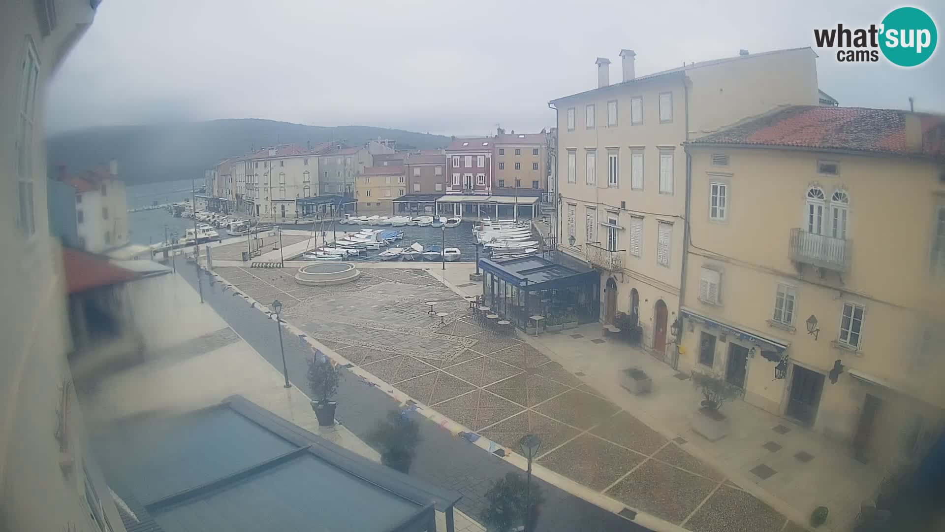 Cámara en vivo ciudad de Cres – plaza principal y “mandrač” – isla de Cres – Croacia