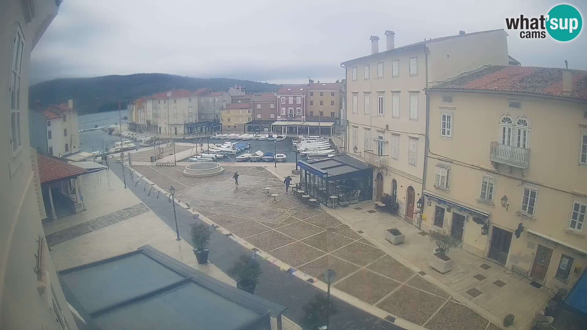LIVE cam Cres city – place principale et “mandrač” – île de Cres – Croatie