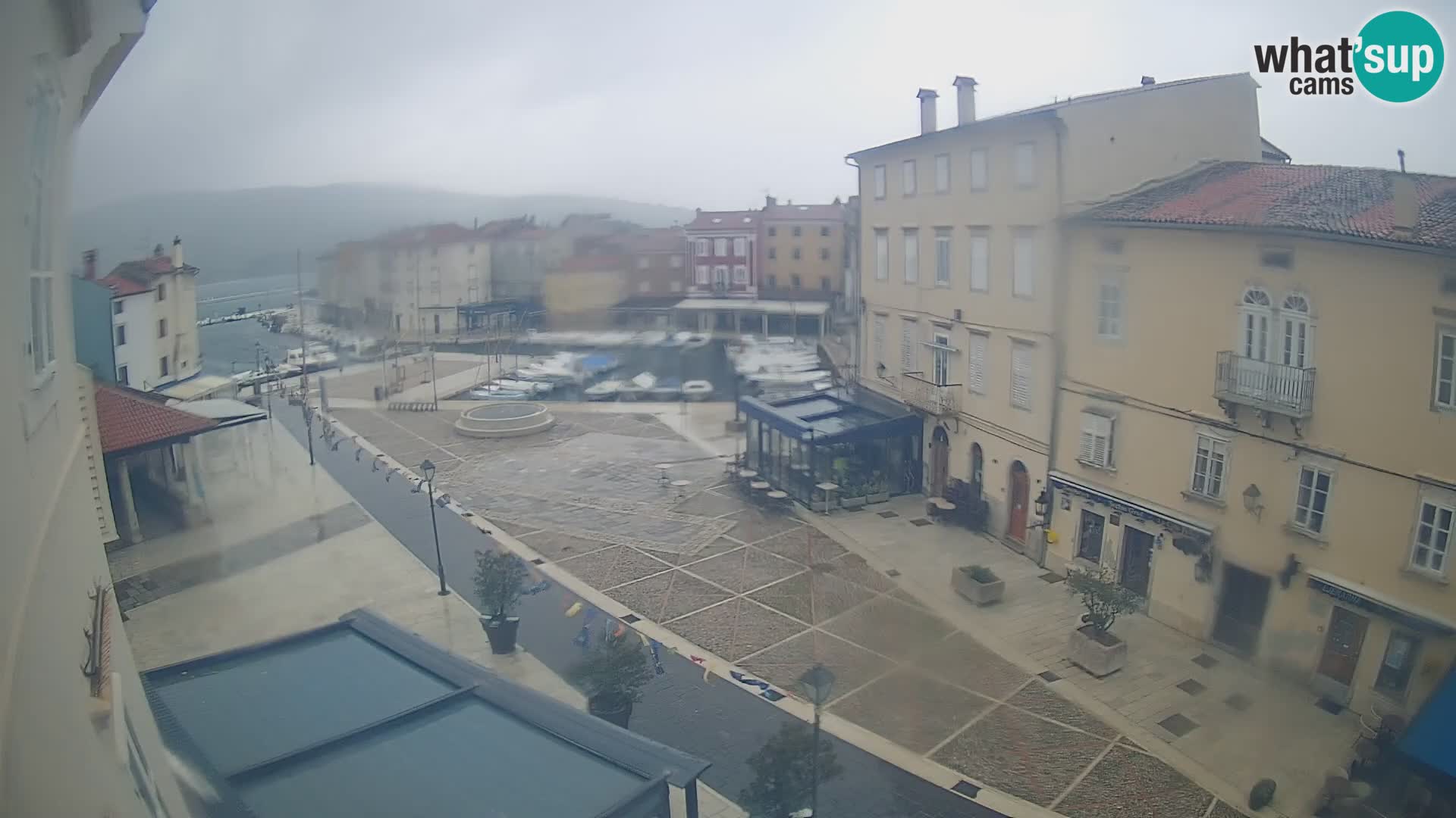 V ŽIVO spletna kamera Cres mesto – glavni trg in “mandrač” – otok Cres – Hrvaška