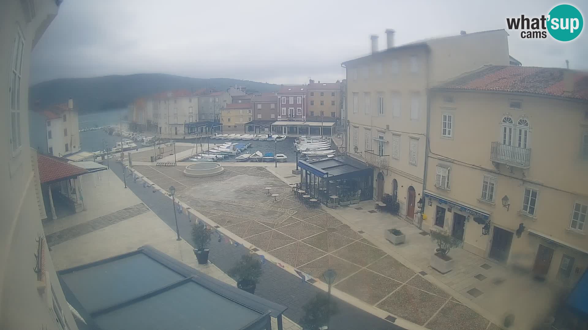 Cámara en vivo ciudad de Cres – plaza principal y “mandrač” – isla de Cres – Croacia