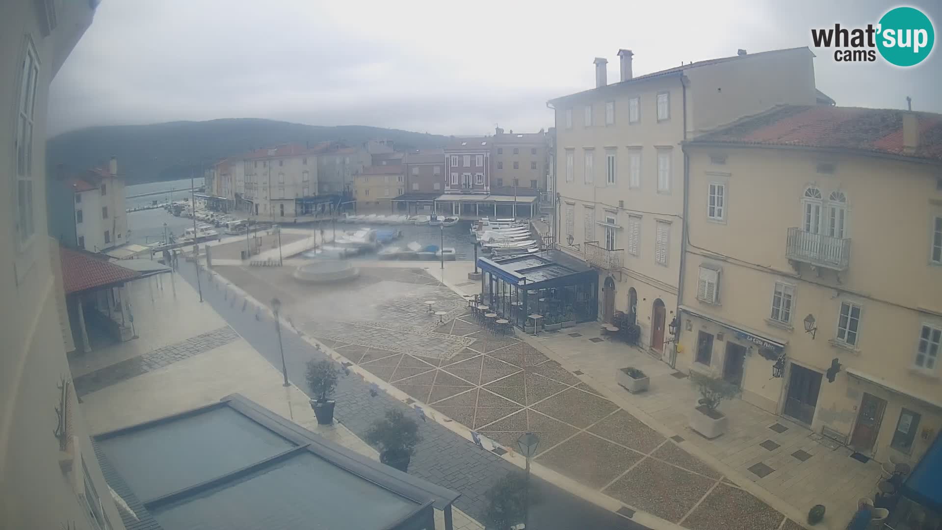 LIVE cam Cres city – place principale et “mandrač” – île de Cres – Croatie