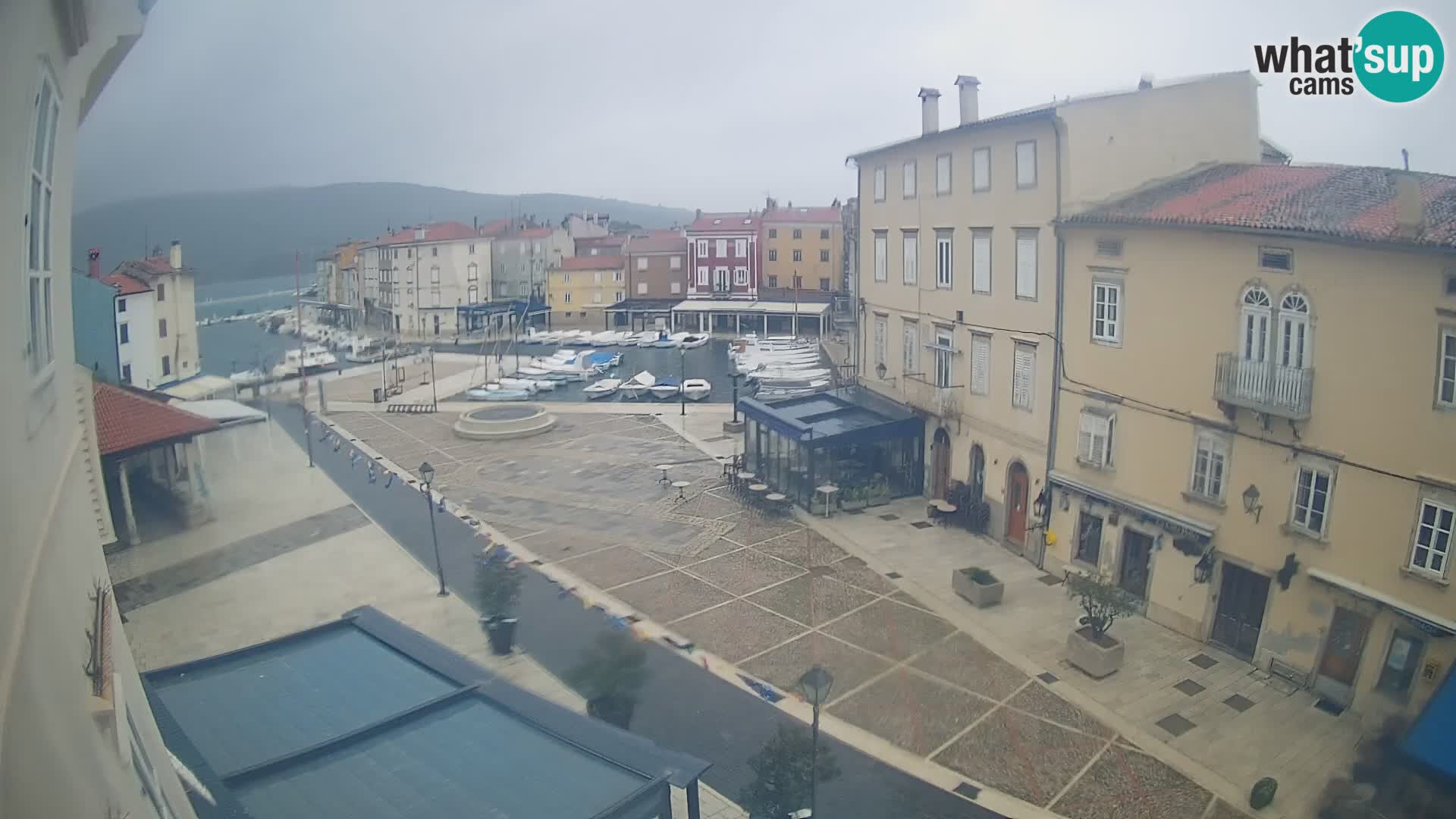Cámara en vivo ciudad de Cres – plaza principal y “mandrač” – isla de Cres – Croacia