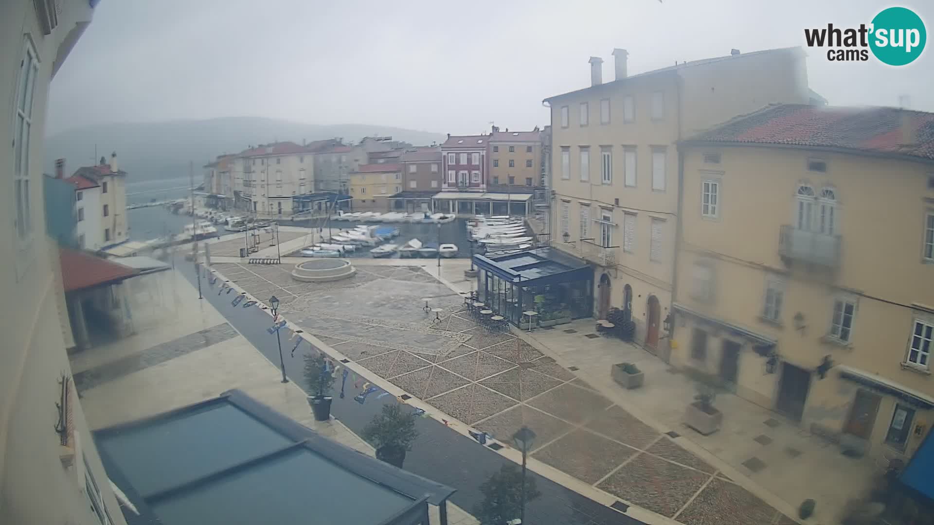 V ŽIVO spletna kamera Cres mesto – glavni trg in “mandrač” – otok Cres – Hrvaška