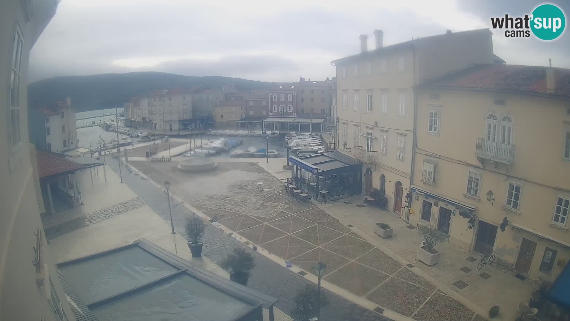 V ŽIVO spletna kamera Cres mesto – glavni trg in “mandrač” – otok Cres – Hrvaška