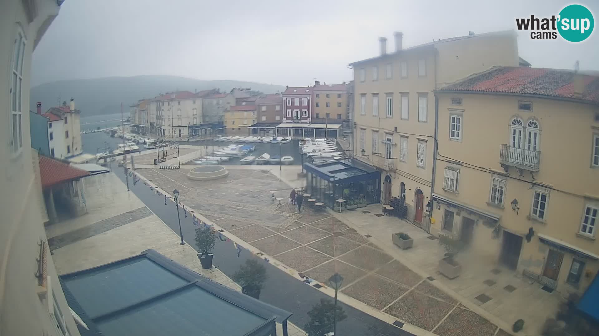 V ŽIVO spletna kamera Cres mesto – glavni trg in “mandrač” – otok Cres – Hrvaška