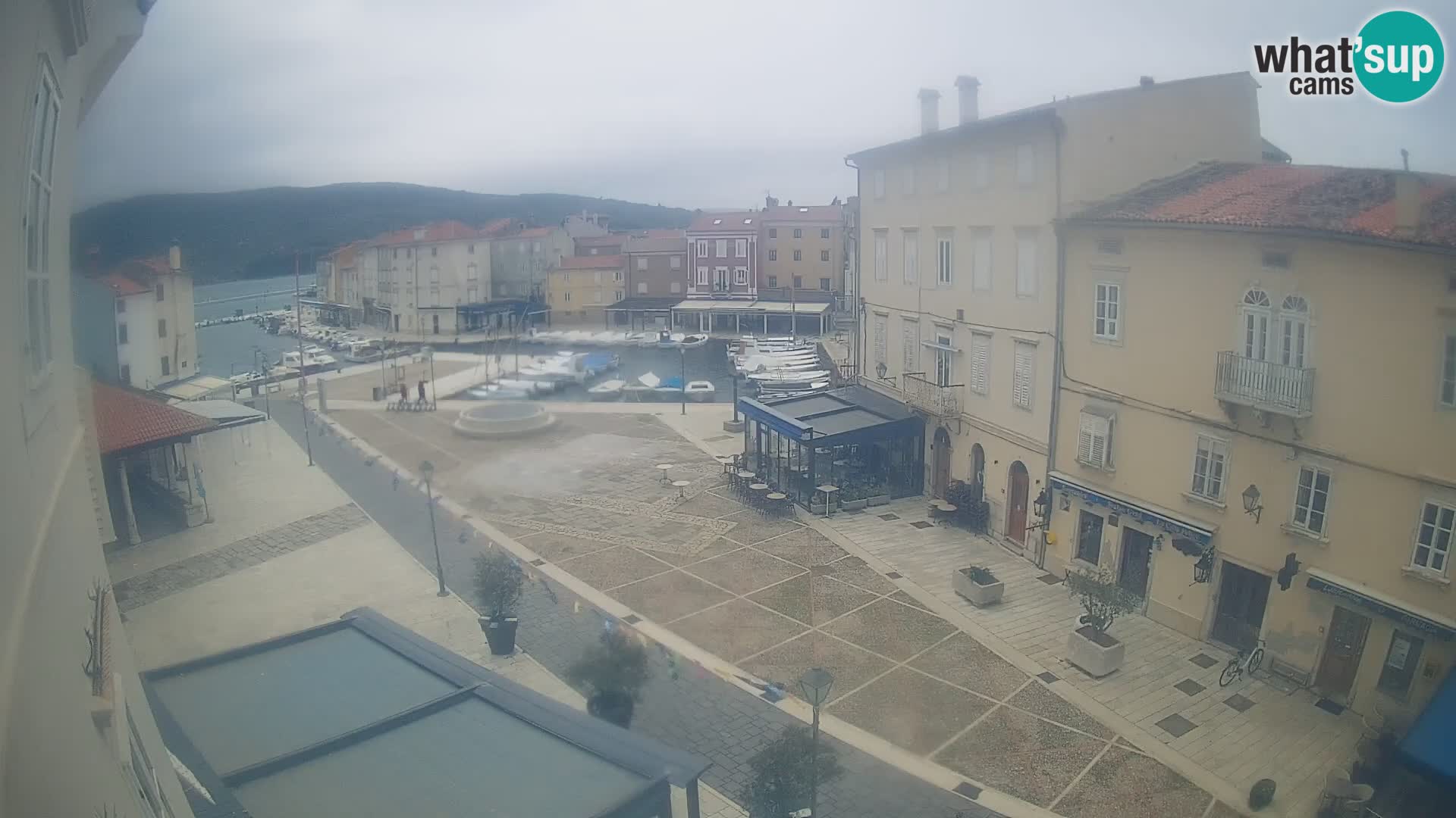 LIVE cam Cres city – place principale et “mandrač” – île de Cres – Croatie