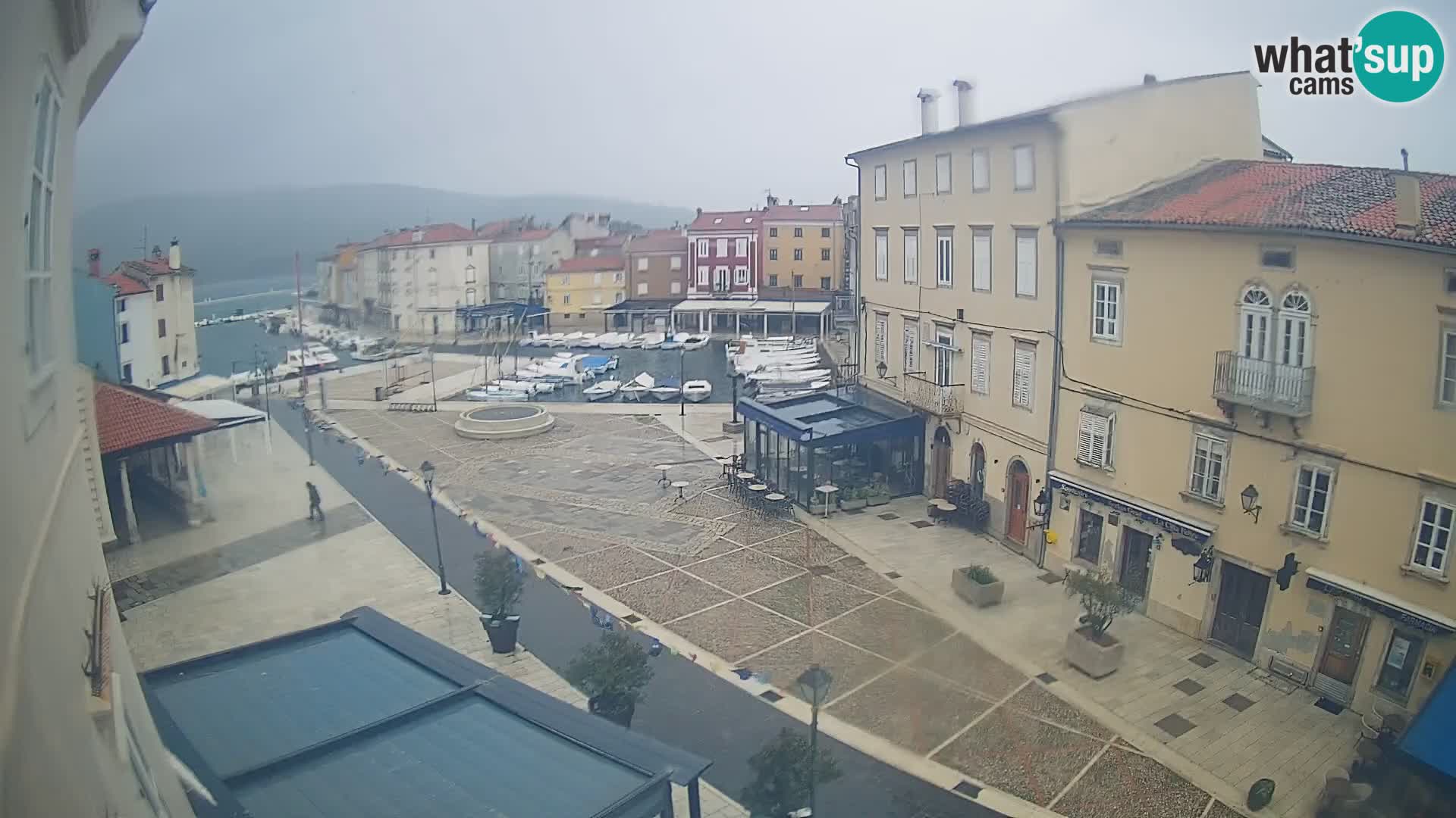 V ŽIVO spletna kamera Cres mesto – glavni trg in “mandrač” – otok Cres – Hrvaška