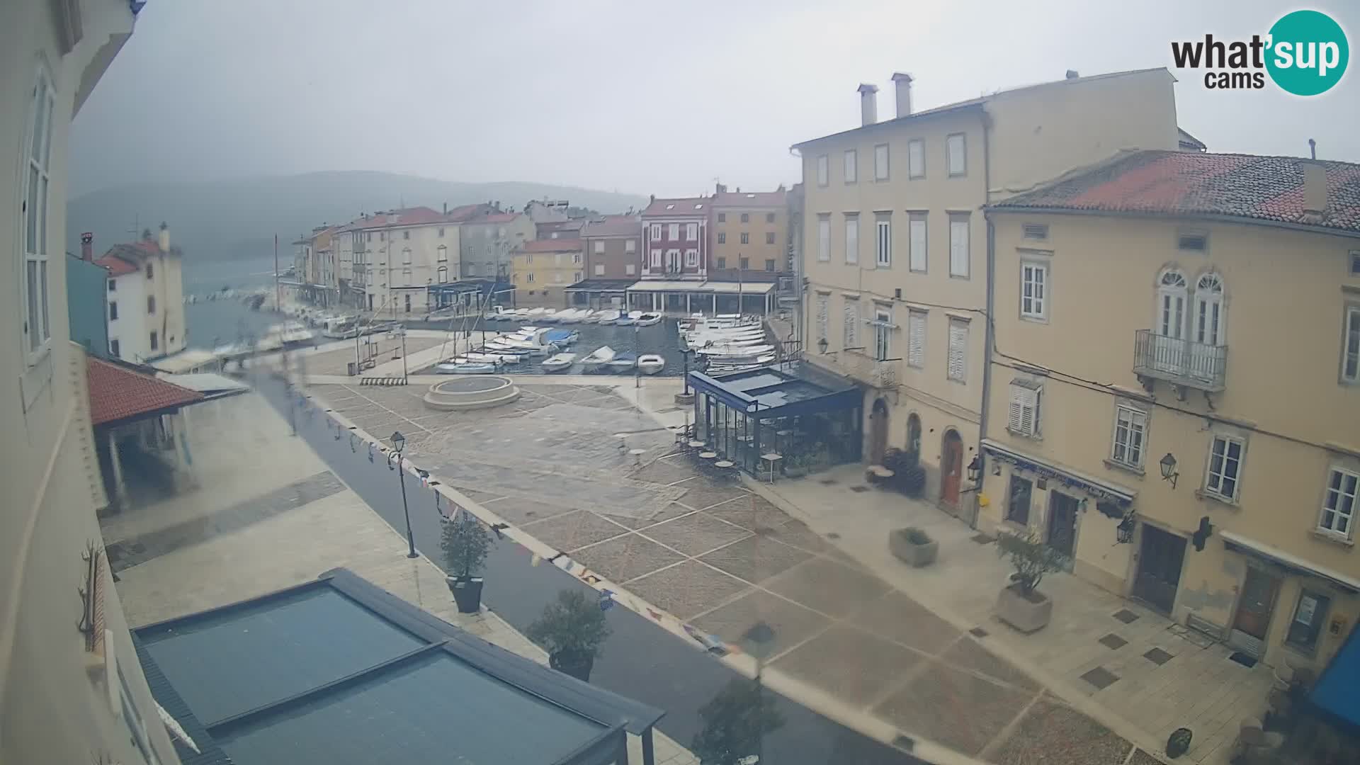 Kamera v ŽIVO Cres mesto – glavni trg in “mandrač” – otok Cres – Hrvaška