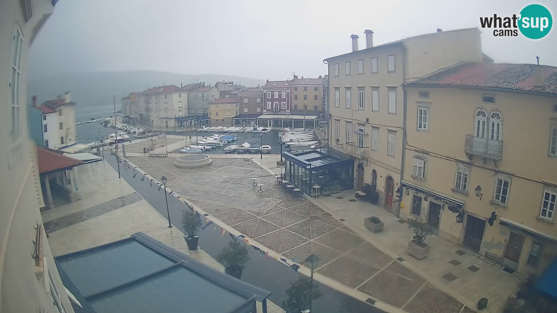 LIVE cam Cres city – place principale et “mandrač” – île de Cres – Croatie
