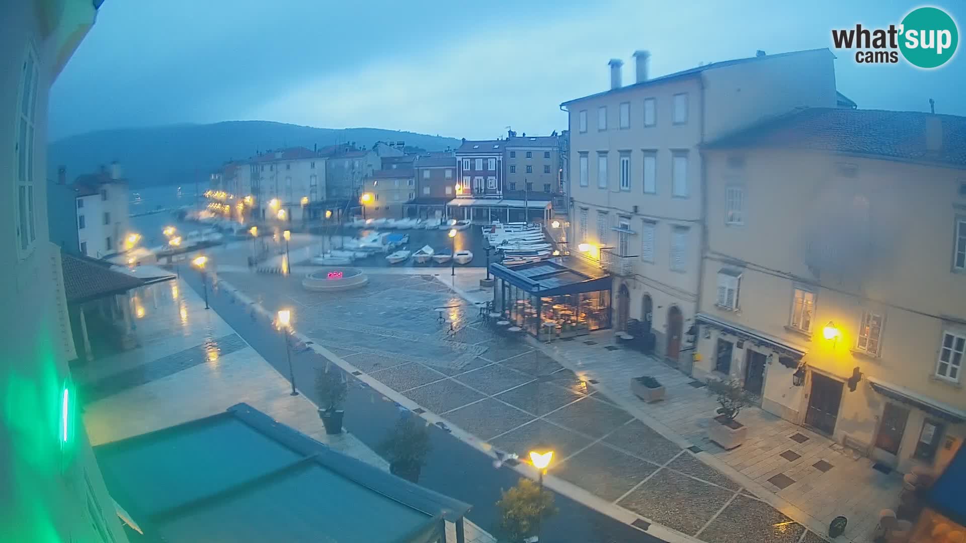 V ŽIVO spletna kamera Cres mesto – glavni trg in “mandrač” – otok Cres – Hrvaška