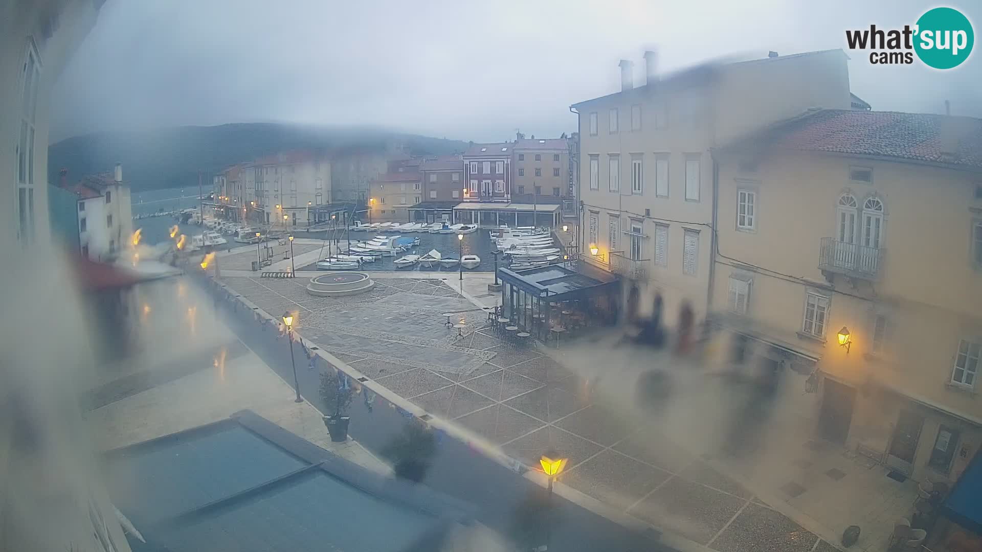 Cámara en vivo ciudad de Cres – plaza principal y “mandrač” – isla de Cres – Croacia