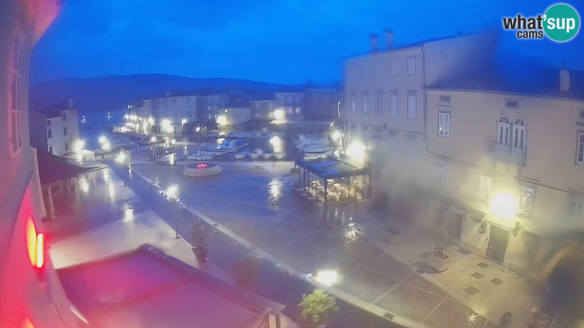 Web kamera Grad Cres – glavni trg i “mandrač” – otok Cres