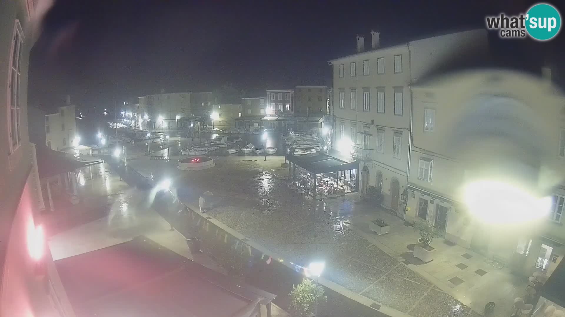 V ŽIVO spletna kamera Cres mesto – glavni trg in “mandrač” – otok Cres – Hrvaška