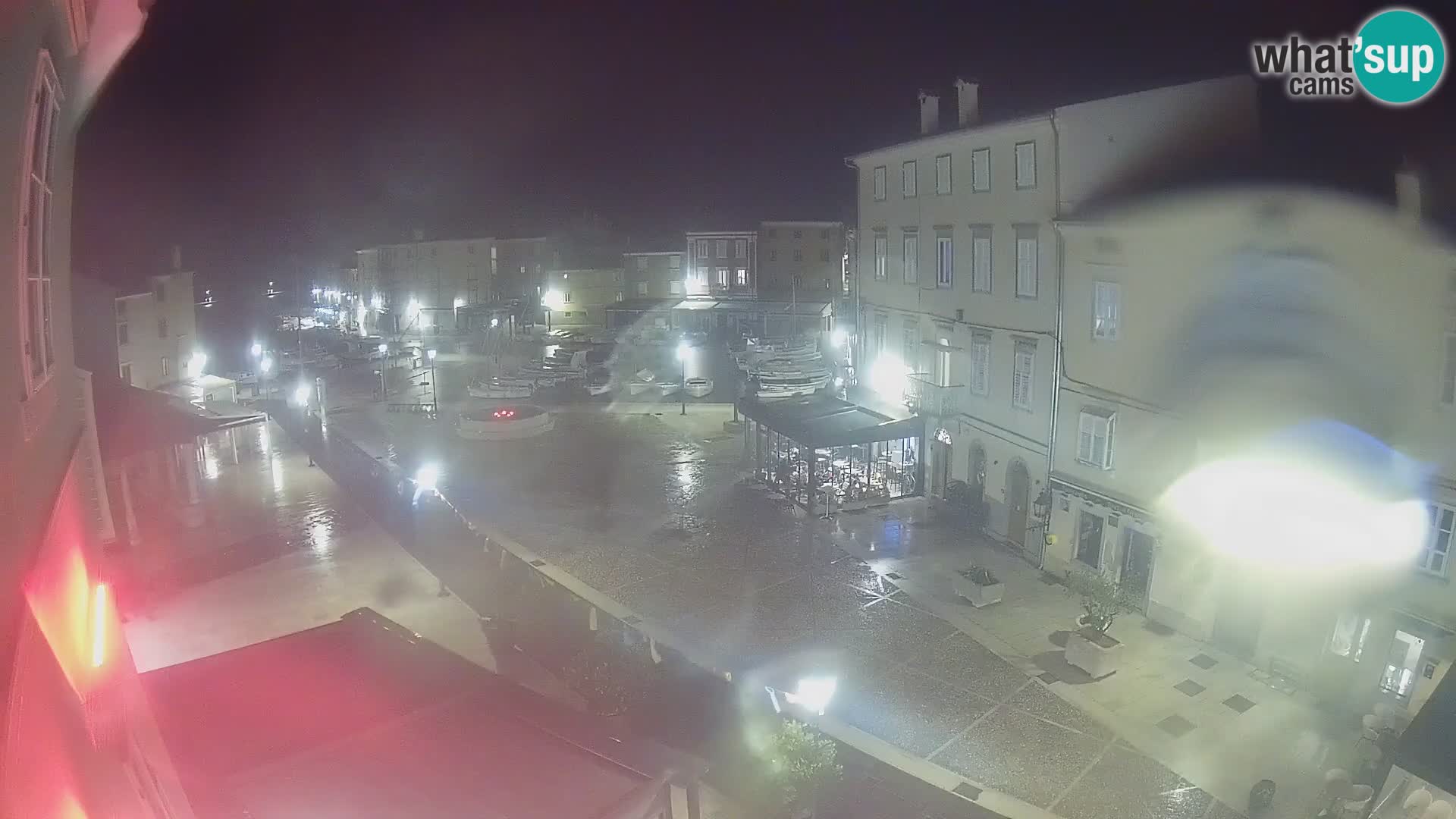 V ŽIVO spletna kamera Cres mesto – glavni trg in “mandrač” – otok Cres – Hrvaška