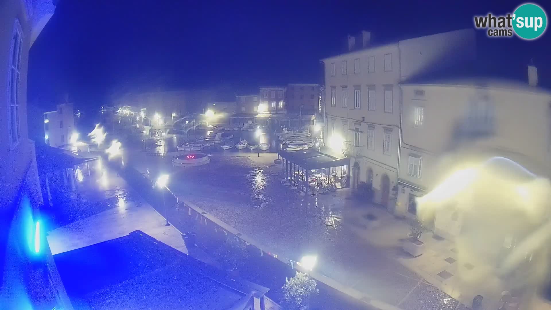 V ŽIVO spletna kamera Cres mesto – glavni trg in “mandrač” – otok Cres – Hrvaška