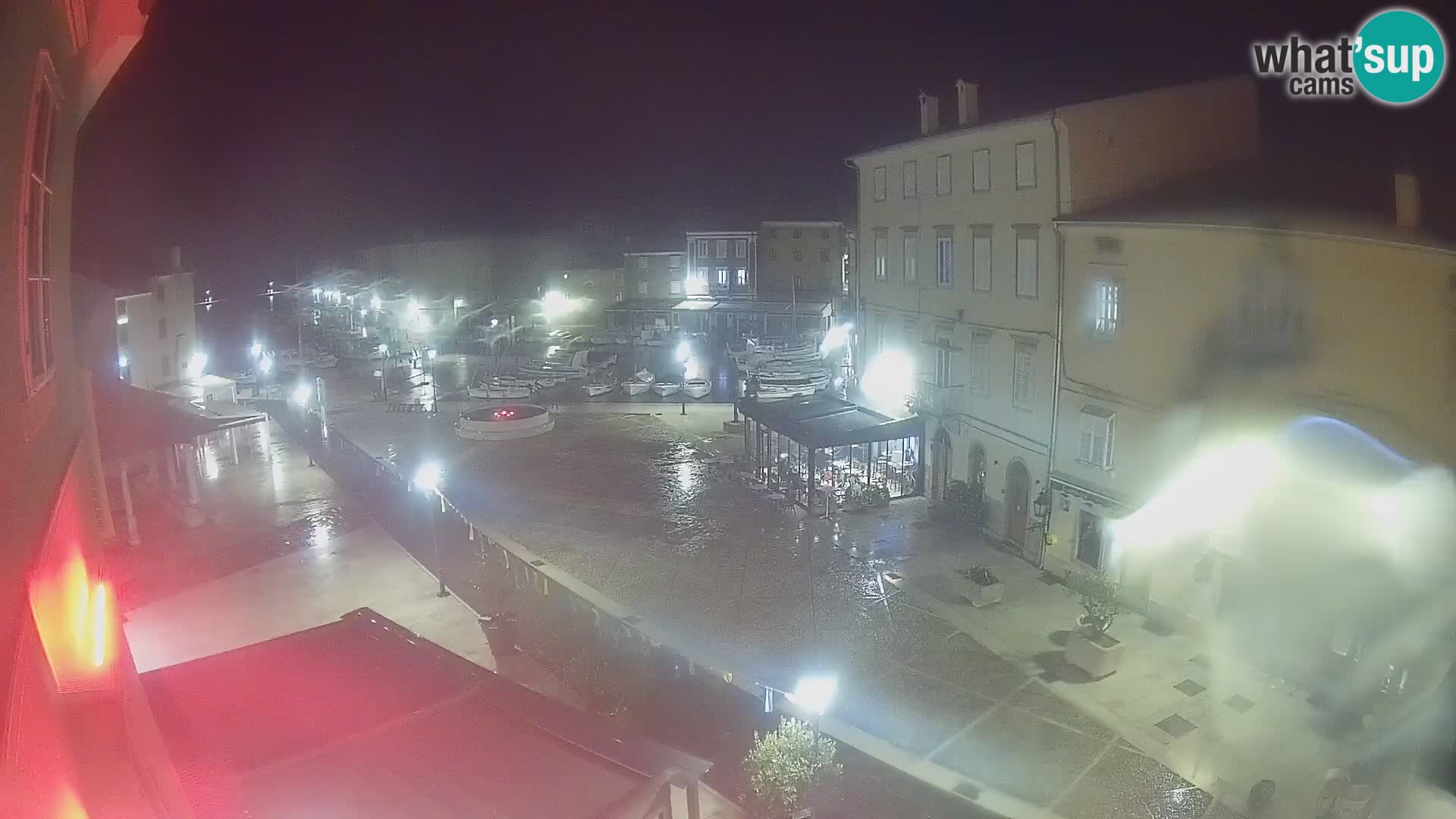 V ŽIVO spletna kamera Cres mesto – glavni trg in “mandrač” – otok Cres – Hrvaška