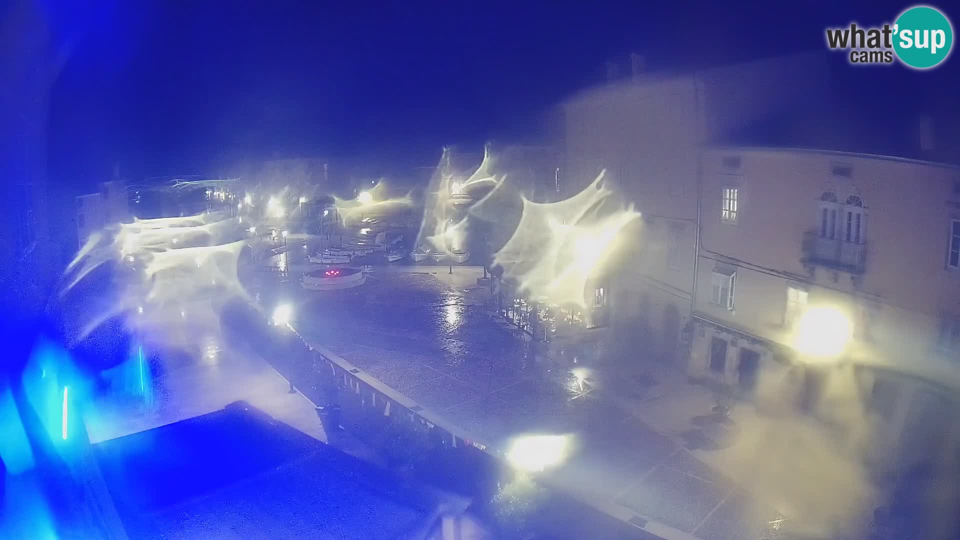 V ŽIVO spletna kamera Cres mesto – glavni trg in “mandrač” – otok Cres – Hrvaška