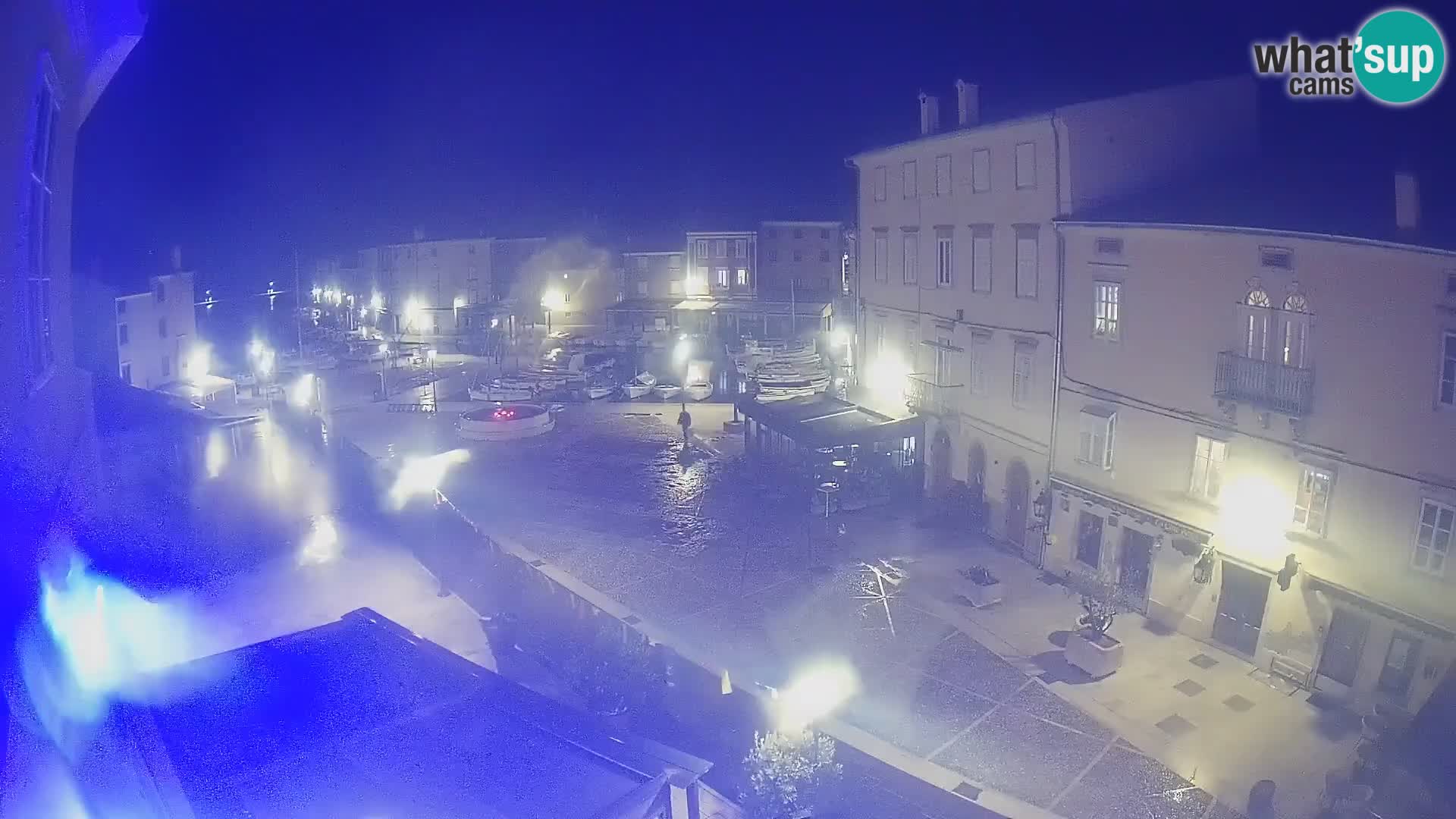 Web kamera Grad Cres – glavni trg i “mandrač” – otok Cres