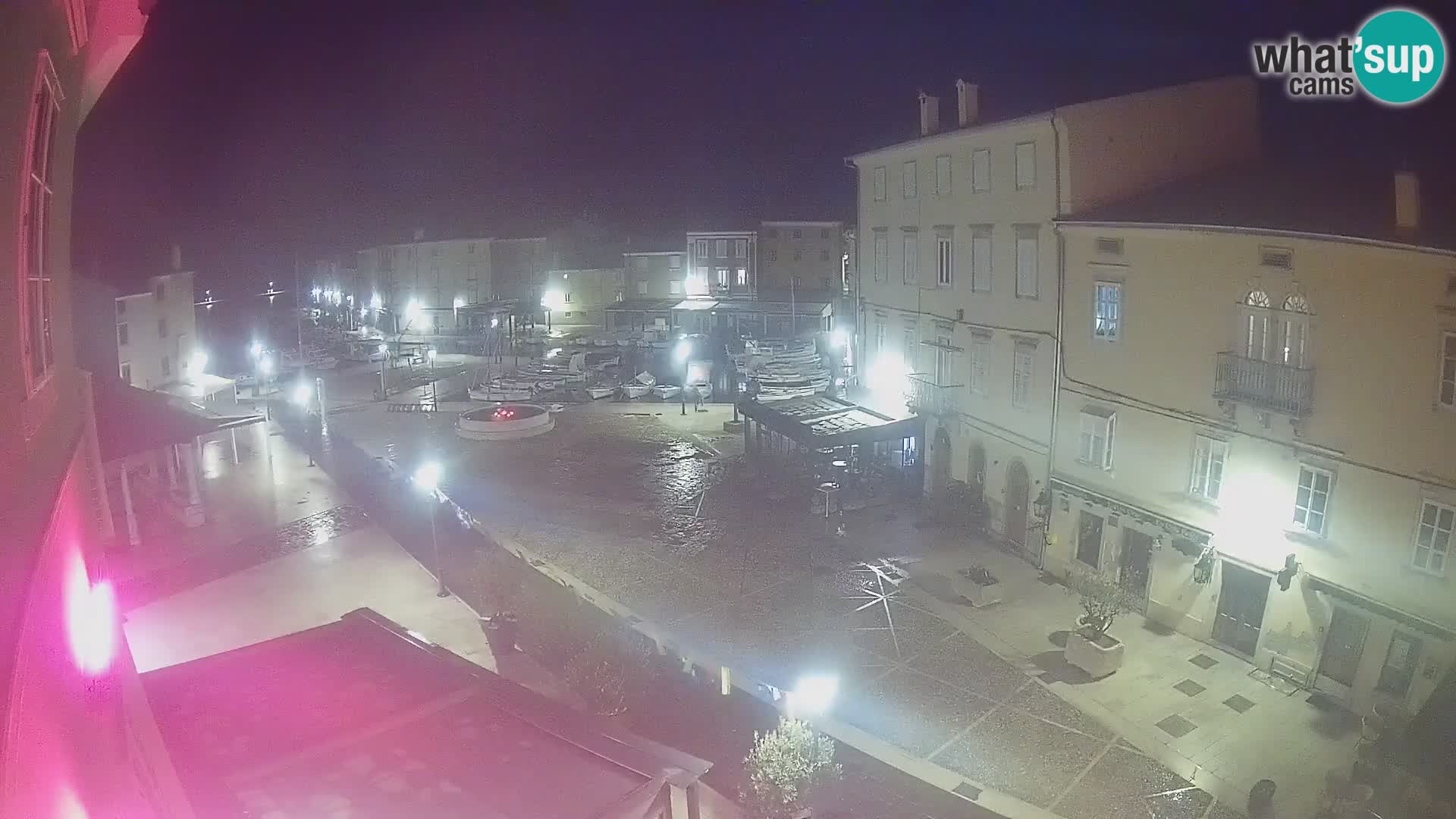 V ŽIVO spletna kamera Cres mesto – glavni trg in “mandrač” – otok Cres – Hrvaška