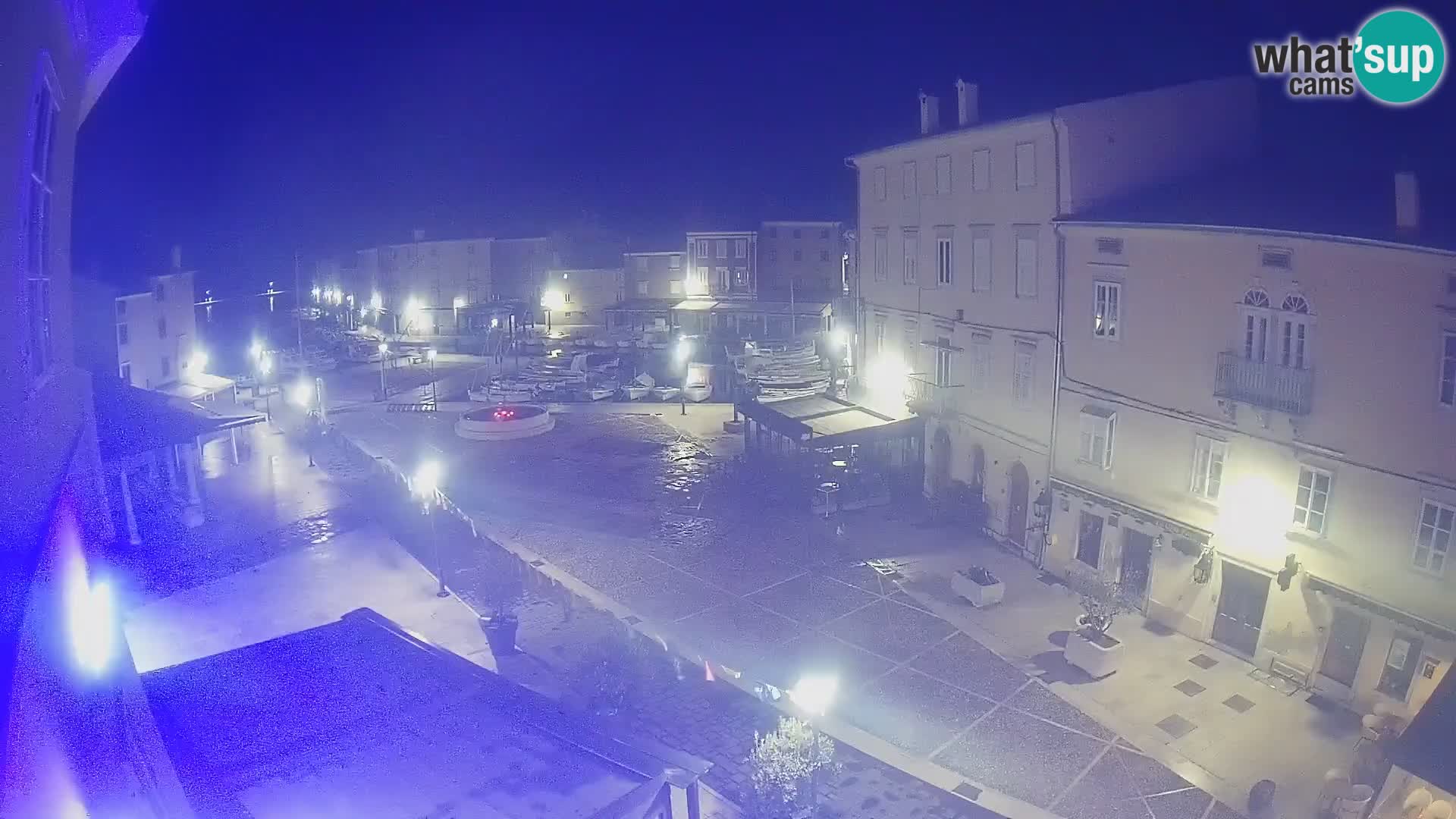 Web kamera Grad Cres – glavni trg i “mandrač” – otok Cres