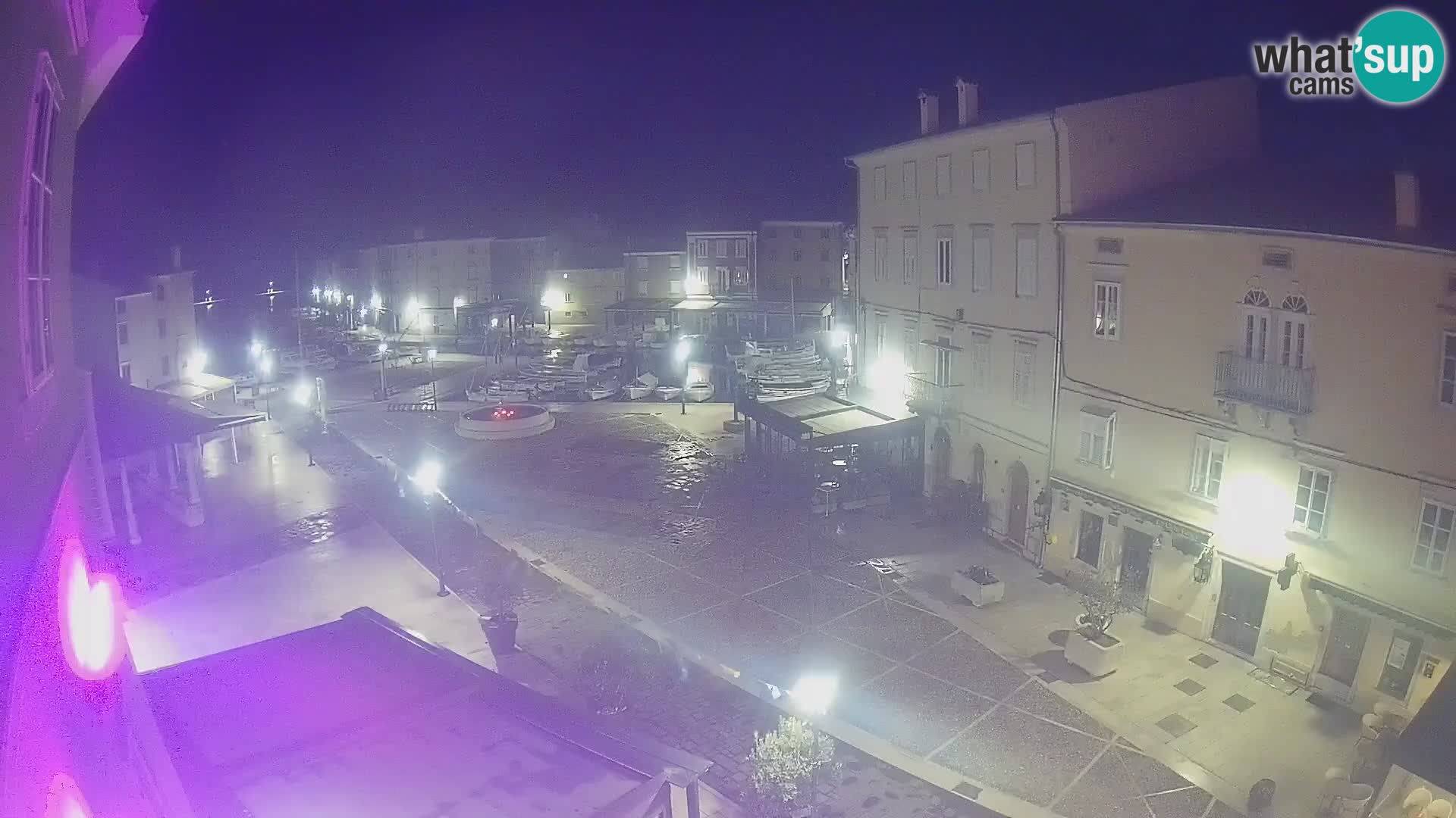 V ŽIVO spletna kamera Cres mesto – glavni trg in “mandrač” – otok Cres – Hrvaška