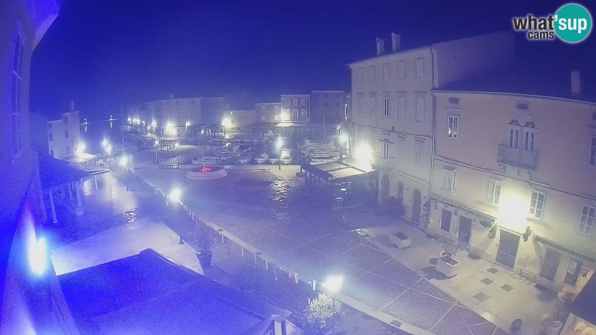 Web kamera Grad Cres – glavni trg i “mandrač” – otok Cres