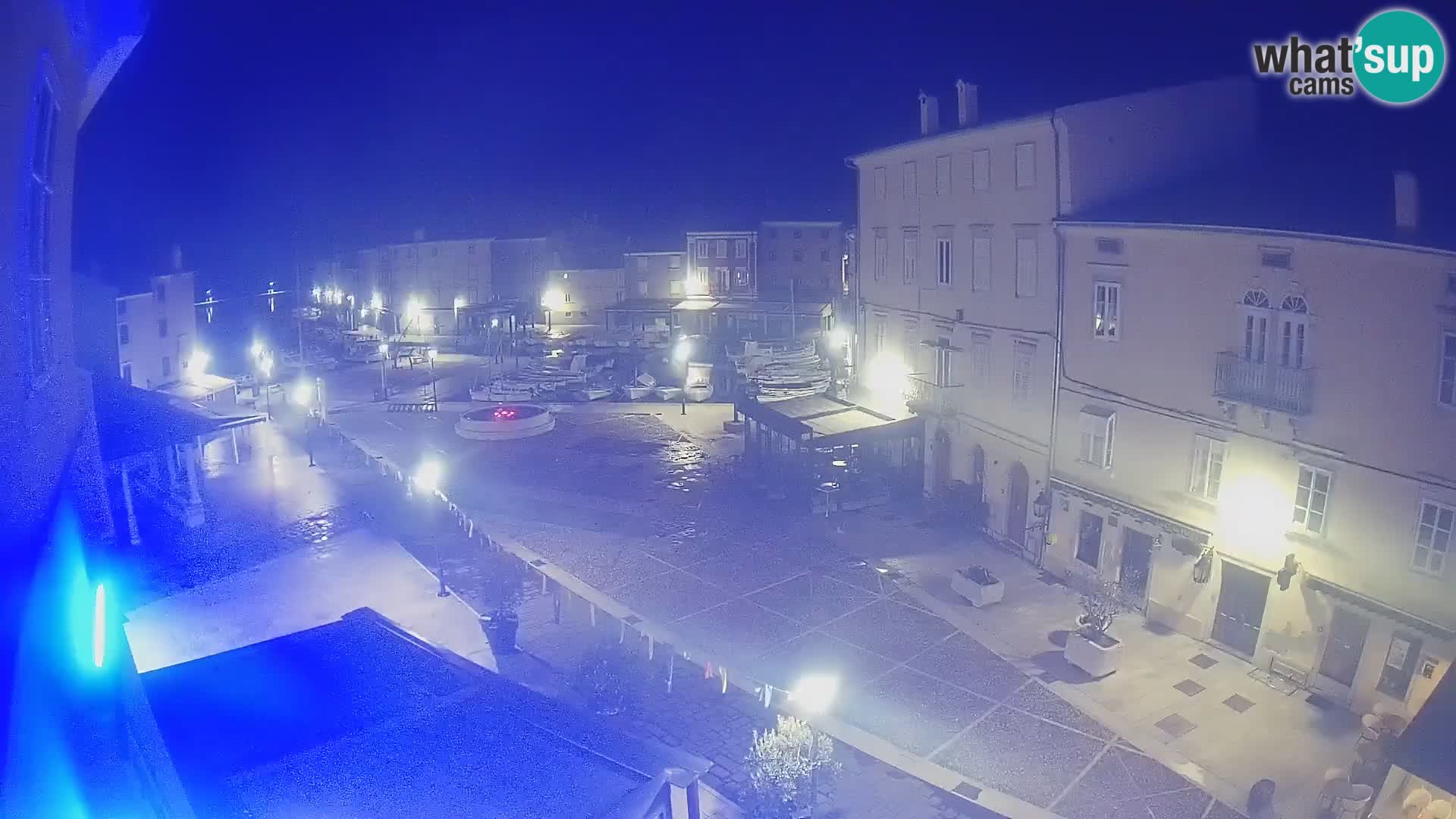 V ŽIVO spletna kamera Cres mesto – glavni trg in “mandrač” – otok Cres – Hrvaška