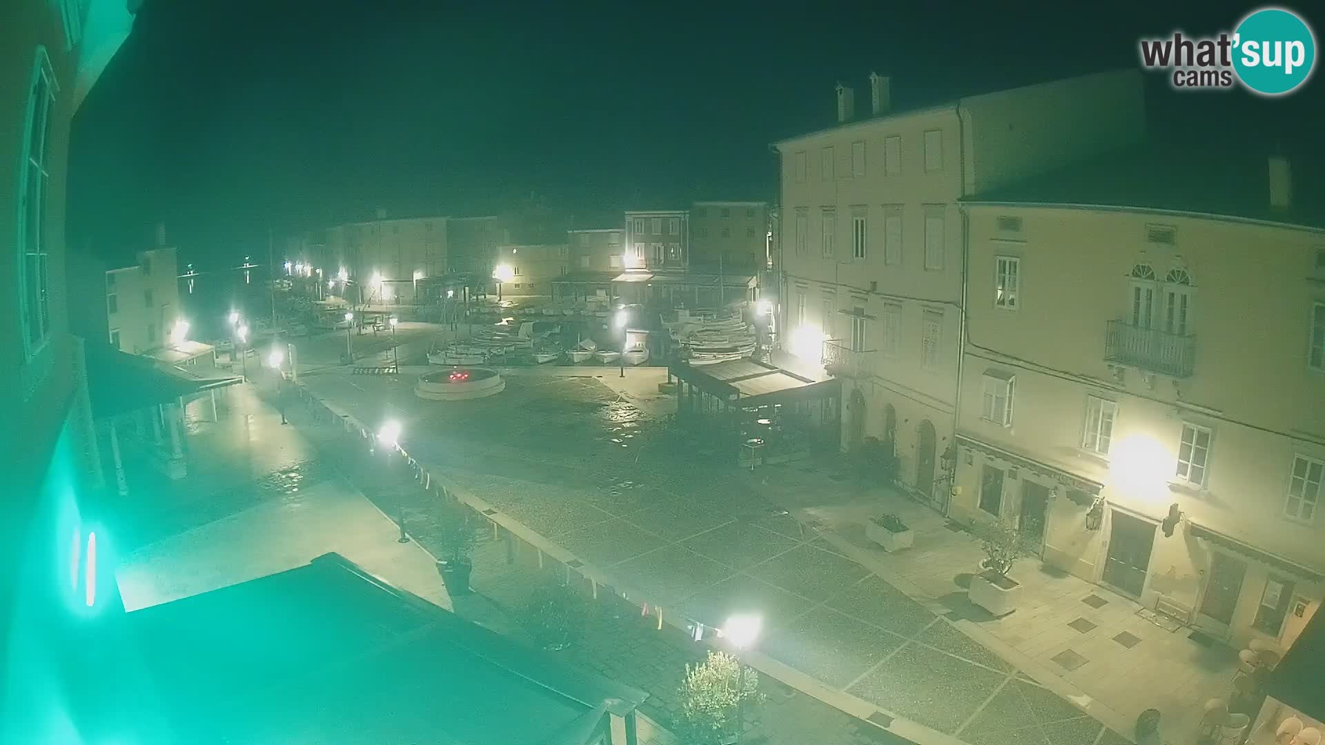 Web kamera Grad Cres – glavni trg i “mandrač” – otok Cres