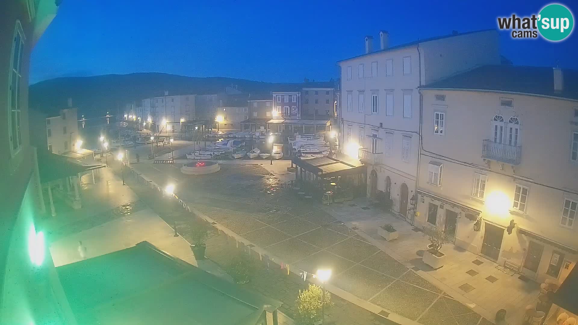 V ŽIVO spletna kamera Cres mesto – glavni trg in “mandrač” – otok Cres – Hrvaška