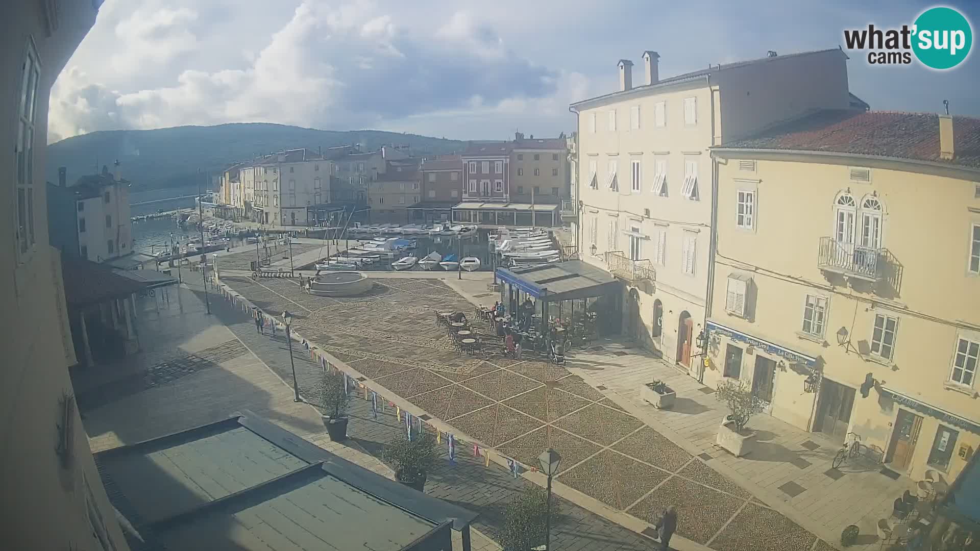 V ŽIVO spletna kamera Cres mesto – glavni trg in “mandrač” – otok Cres – Hrvaška