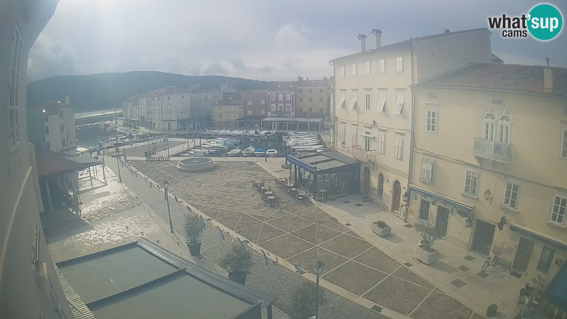 V ŽIVO spletna kamera Cres mesto – glavni trg in “mandrač” – otok Cres – Hrvaška