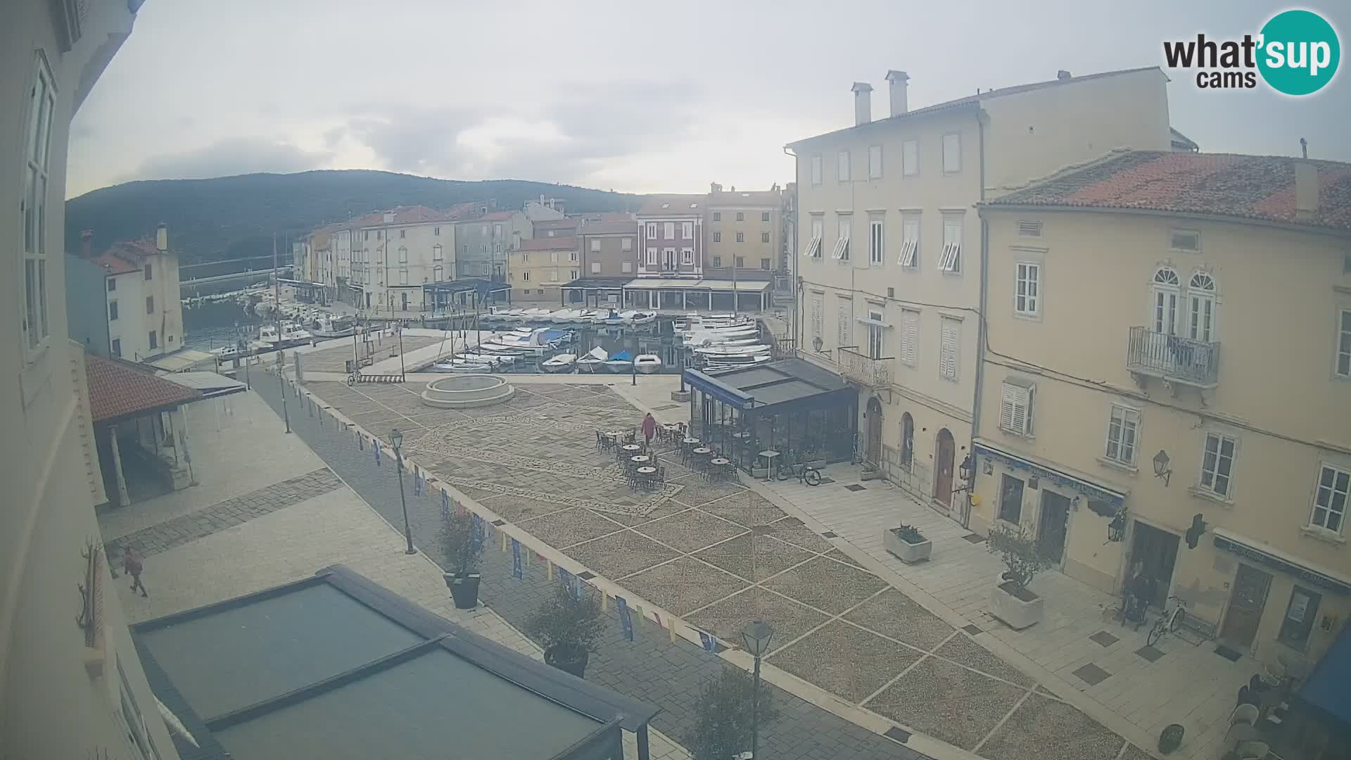 V ŽIVO spletna kamera Cres mesto – glavni trg in “mandrač” – otok Cres – Hrvaška