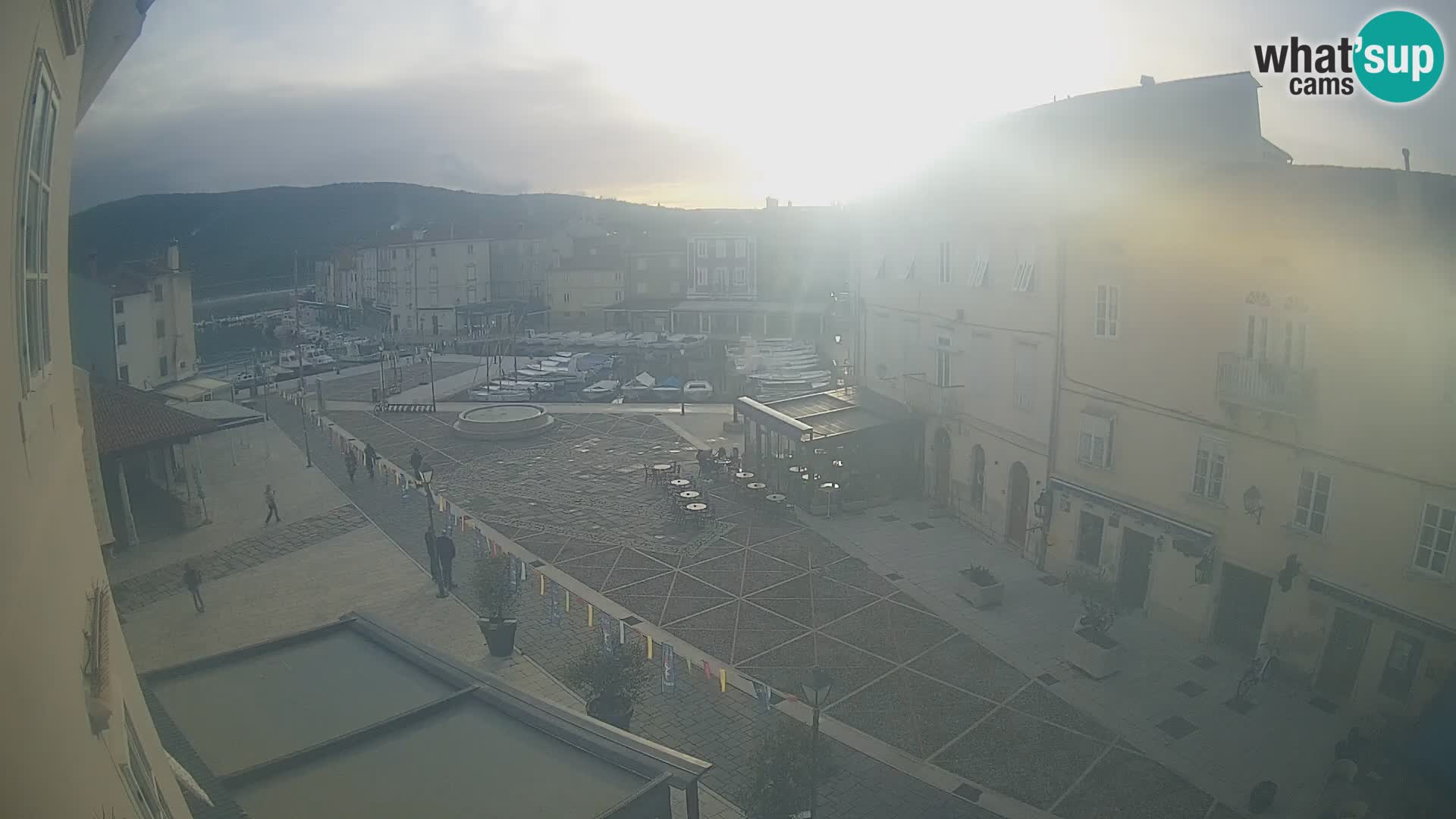 V ŽIVO spletna kamera Cres mesto – glavni trg in “mandrač” – otok Cres – Hrvaška