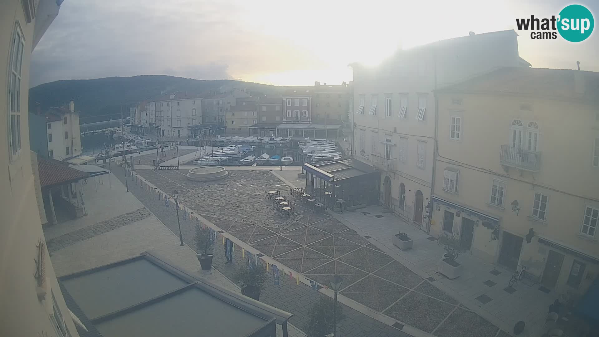 LIVE cam Cres city – place principale et “mandrač” – île de Cres – Croatie