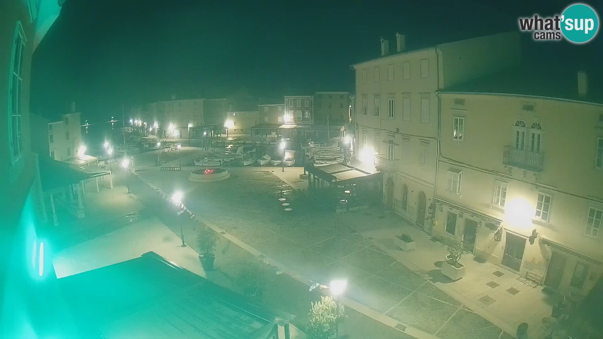 V ŽIVO spletna kamera Cres mesto – glavni trg in “mandrač” – otok Cres – Hrvaška