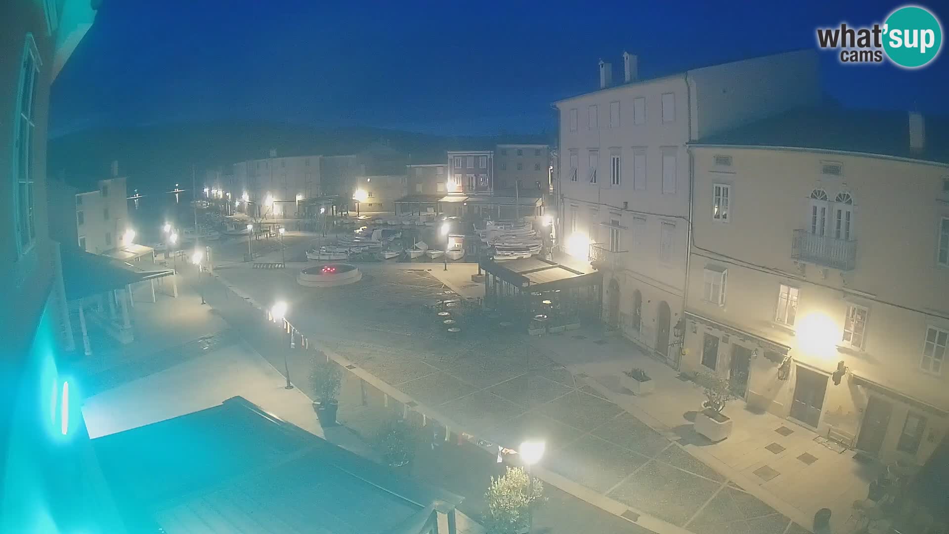 V ŽIVO spletna kamera Cres mesto – glavni trg in “mandrač” – otok Cres – Hrvaška