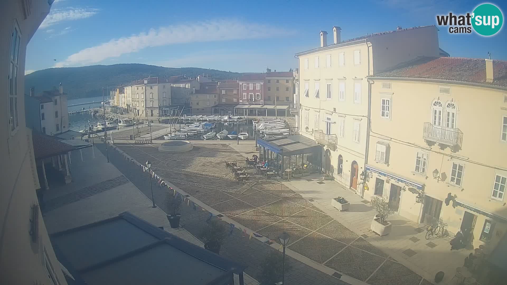 V ŽIVO spletna kamera Cres mesto – glavni trg in “mandrač” – otok Cres – Hrvaška