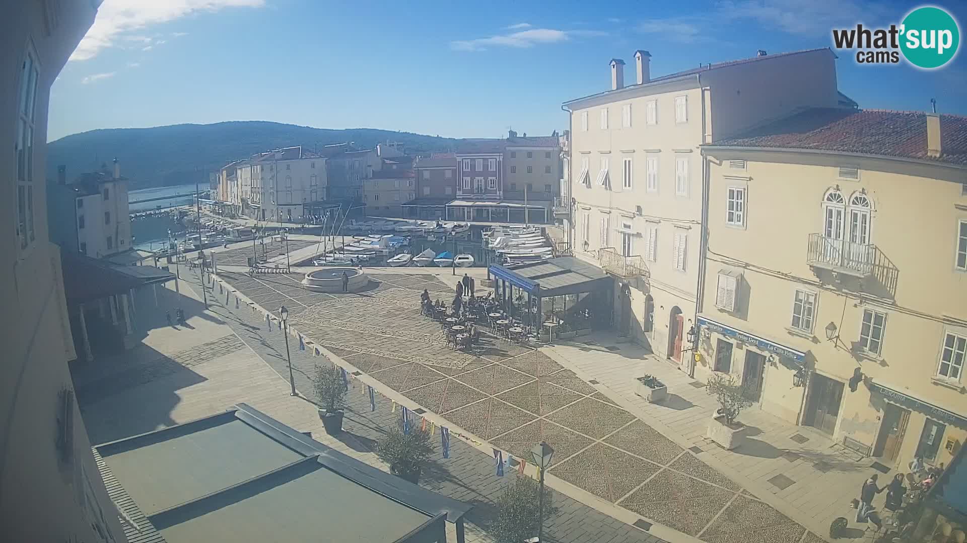 V ŽIVO spletna kamera Cres mesto – glavni trg in “mandrač” – otok Cres – Hrvaška