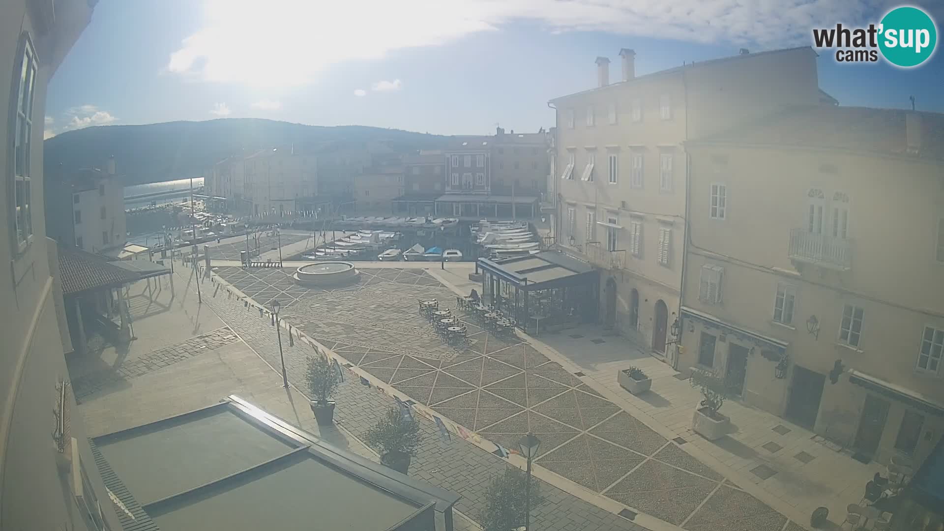 Cámara en vivo ciudad de Cres – plaza principal y “mandrač” – isla de Cres – Croacia