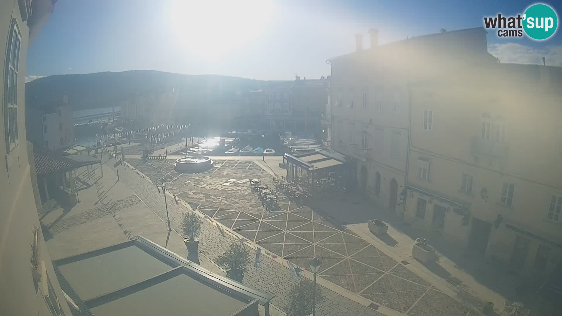 Cámara en vivo ciudad de Cres – plaza principal y “mandrač” – isla de Cres – Croacia