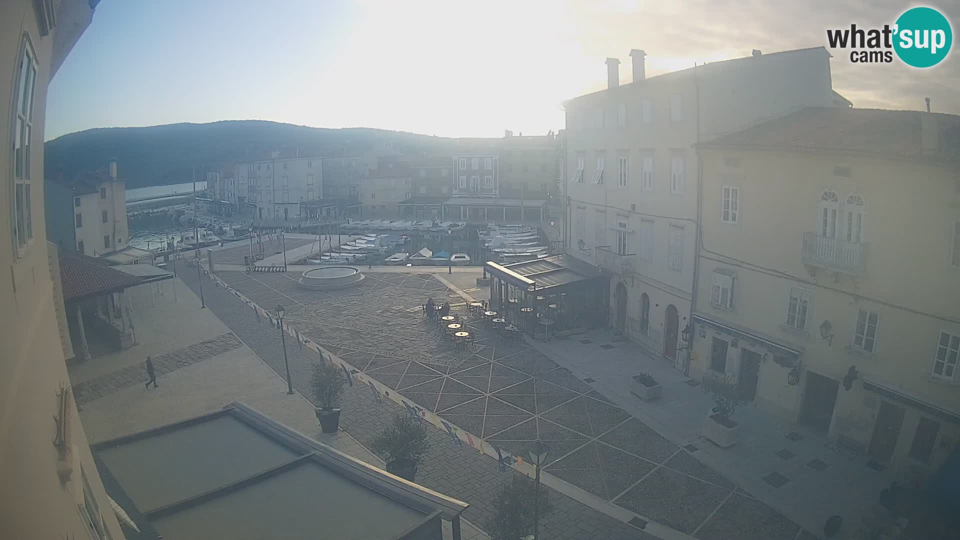 LIVE cam Cres city – place principale et “mandrač” – île de Cres – Croatie