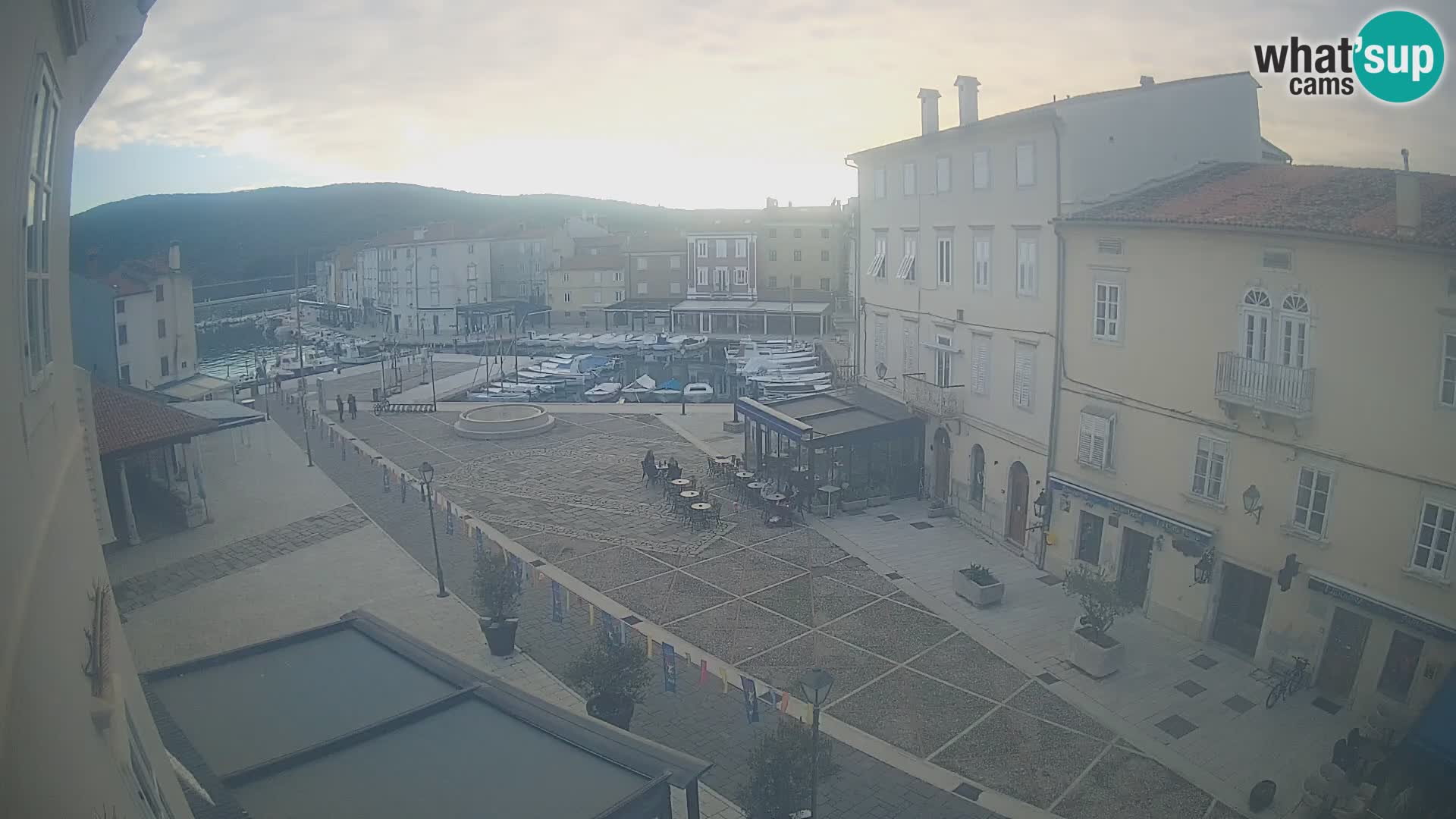 V ŽIVO spletna kamera Cres mesto – glavni trg in “mandrač” – otok Cres – Hrvaška