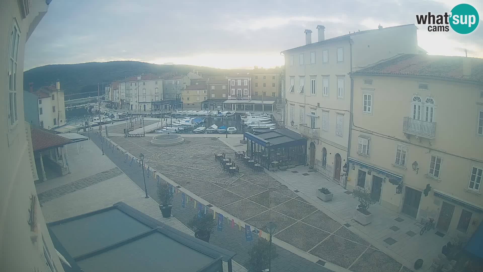 LIVE cam Cres city – place principale et “mandrač” – île de Cres – Croatie