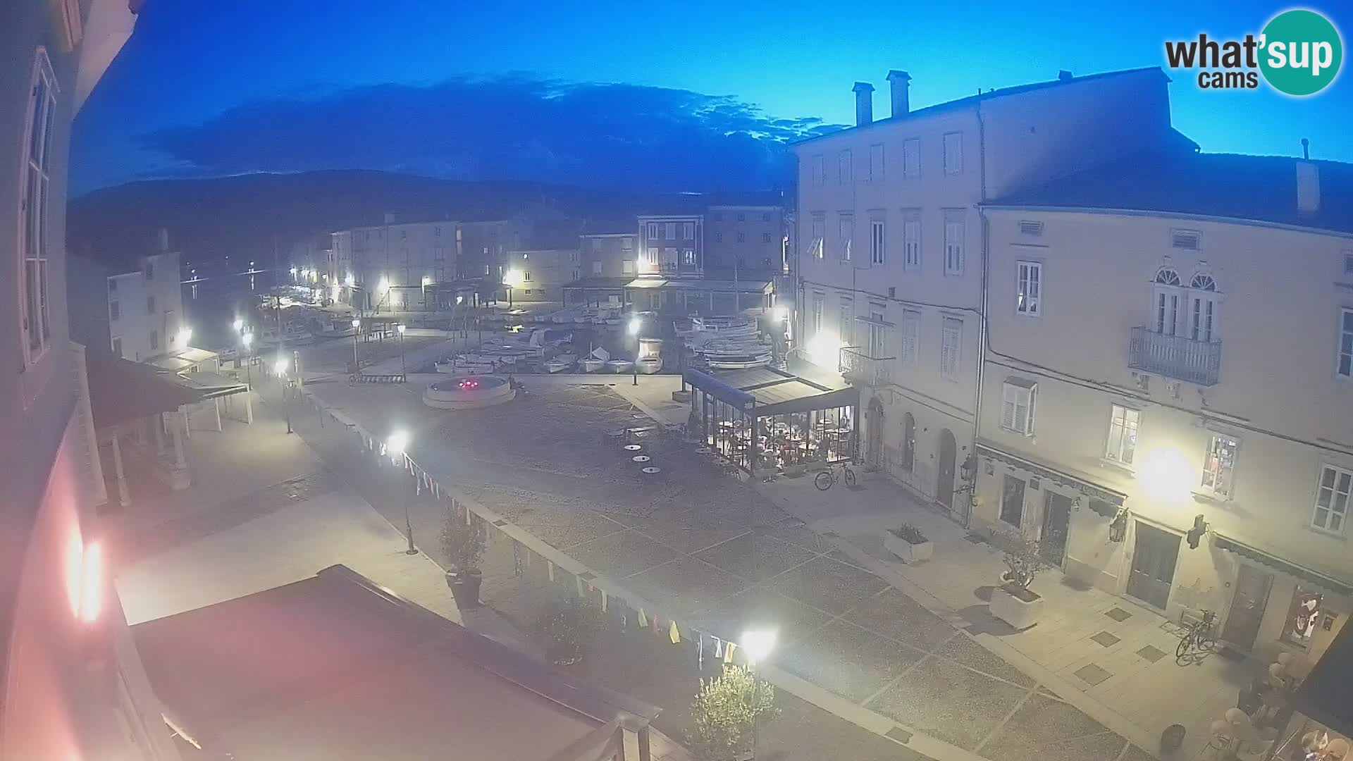 V ŽIVO spletna kamera Cres mesto – glavni trg in “mandrač” – otok Cres – Hrvaška