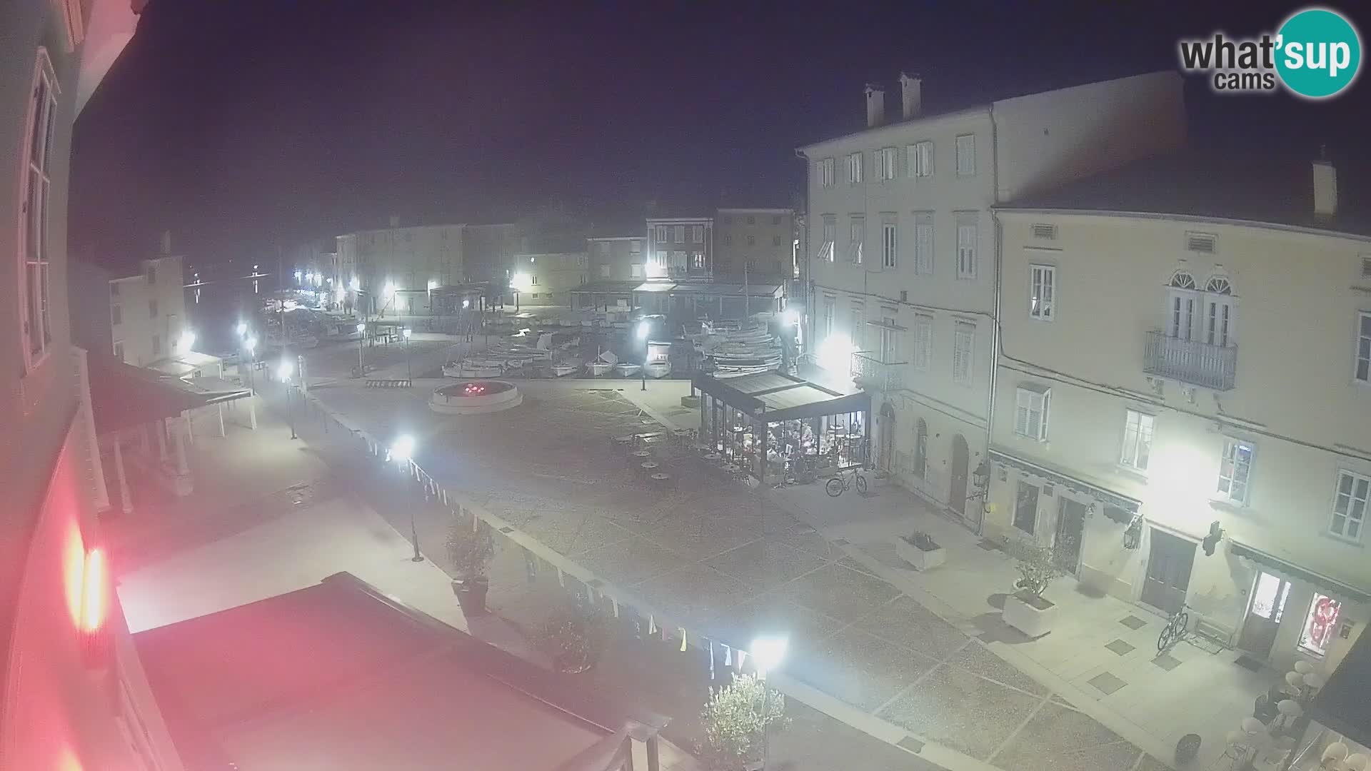 V ŽIVO spletna kamera Cres mesto – glavni trg in “mandrač” – otok Cres – Hrvaška