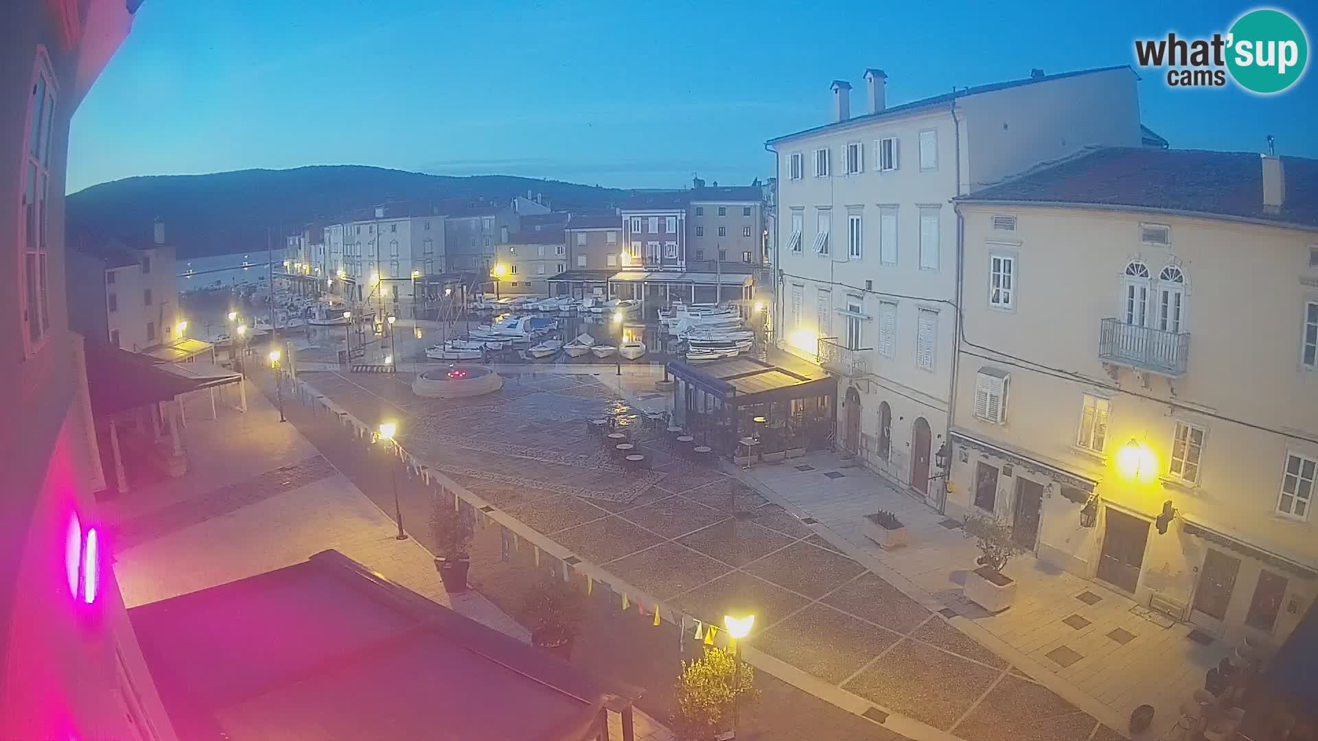 V ŽIVO spletna kamera Cres mesto – glavni trg in “mandrač” – otok Cres – Hrvaška