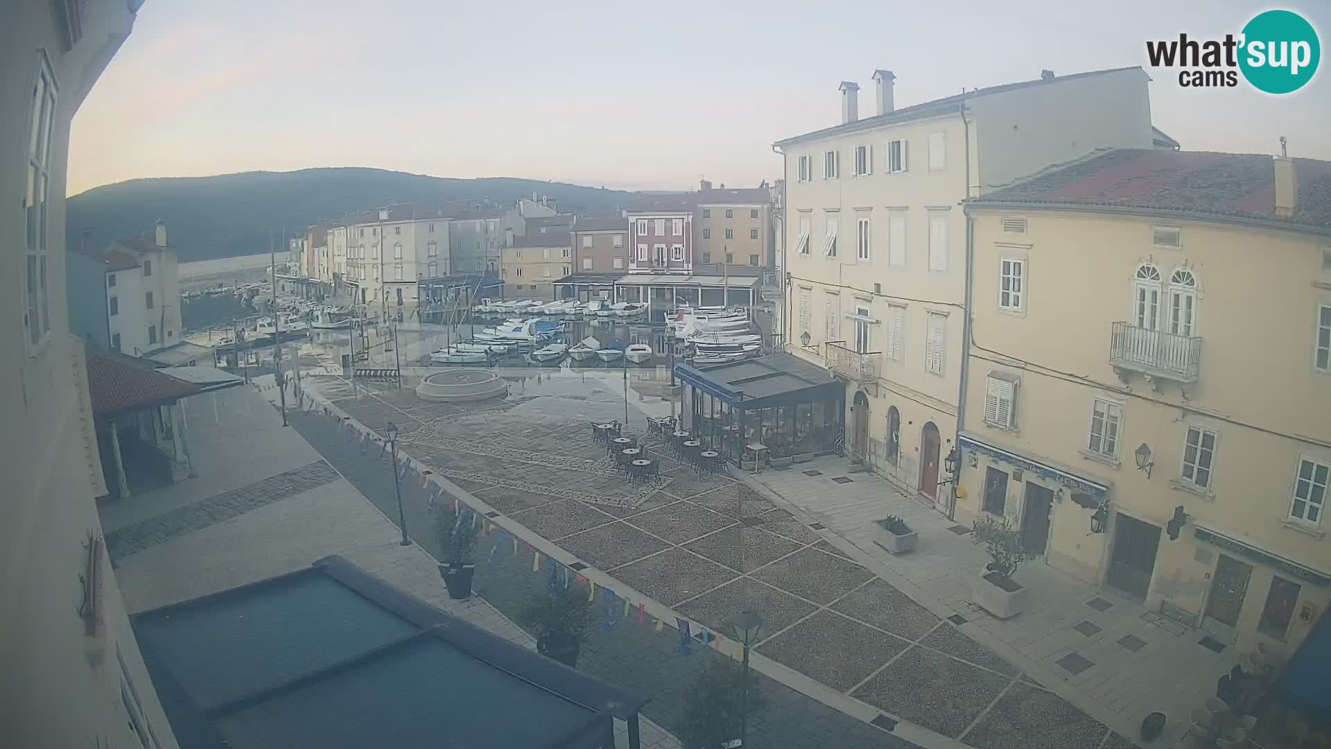 Kamera v ŽIVO Cres mesto – glavni trg in “mandrač” – otok Cres – Hrvaška