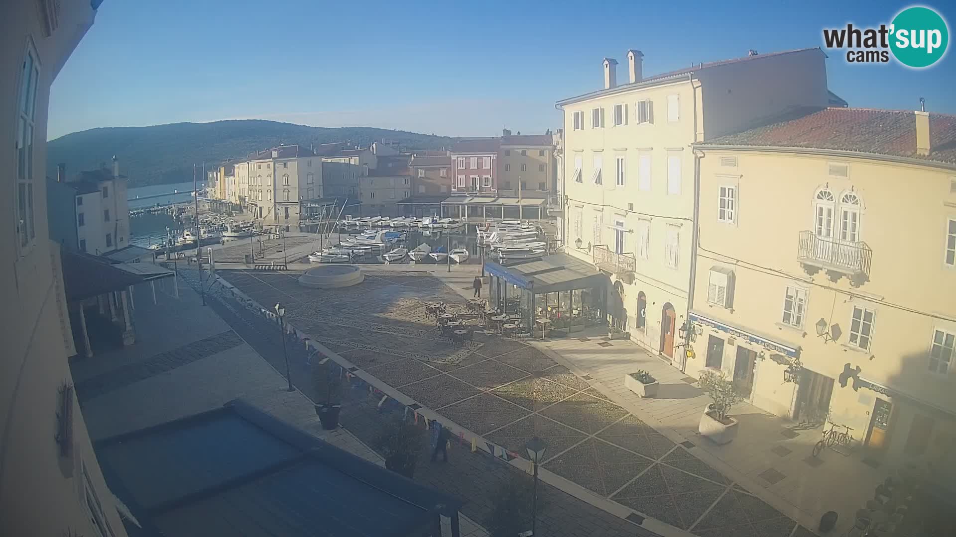 Kamera v ŽIVO Cres mesto – glavni trg in “mandrač” – otok Cres – Hrvaška